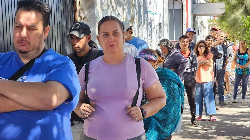 Filas en negocios de la colonia San Juan Bosco 3